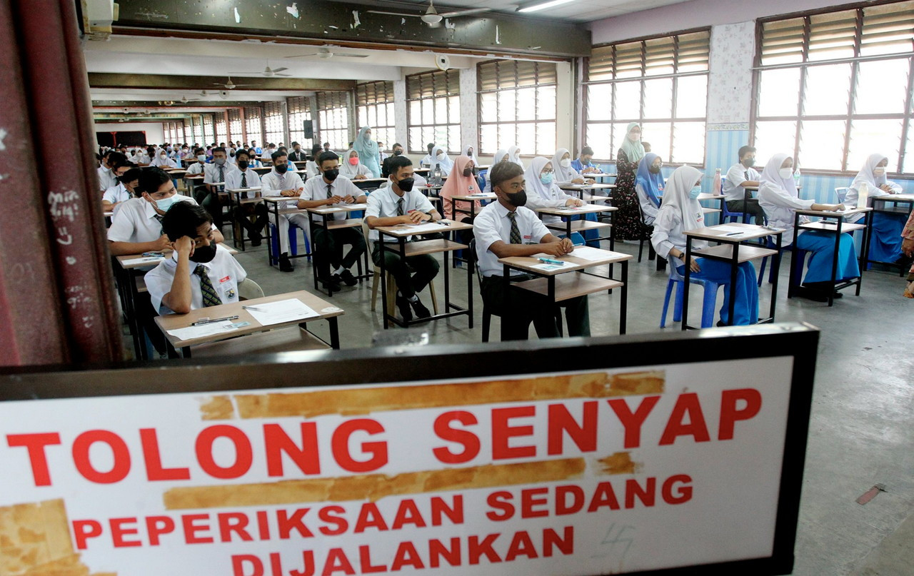 Kajian yang dijalankan oleh DOSM pada 2019 membabitkan 560,000 calon SPM mendapati hanya sekitar 170,000 orang memilih untuk meneruskan pendidikan, sementara bakinya mahu memasuki pasaran buruh. - Gambar fail