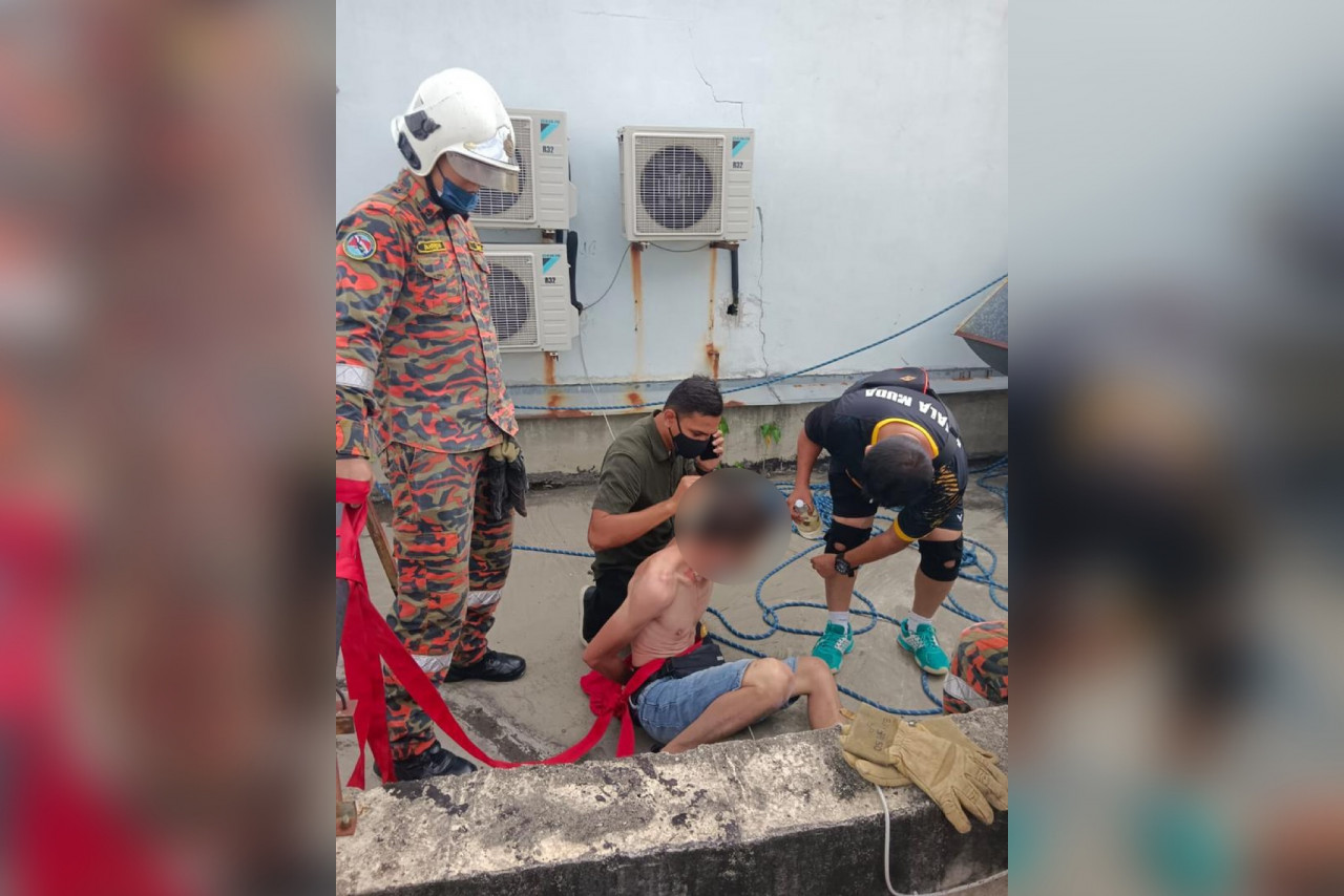 Bomba bersama anggota polis berjaya memujuk seorang pengutip tin bagi membatalkan hasratnya untuk membunuh diri di IPD Kuala Muda, hari ini.