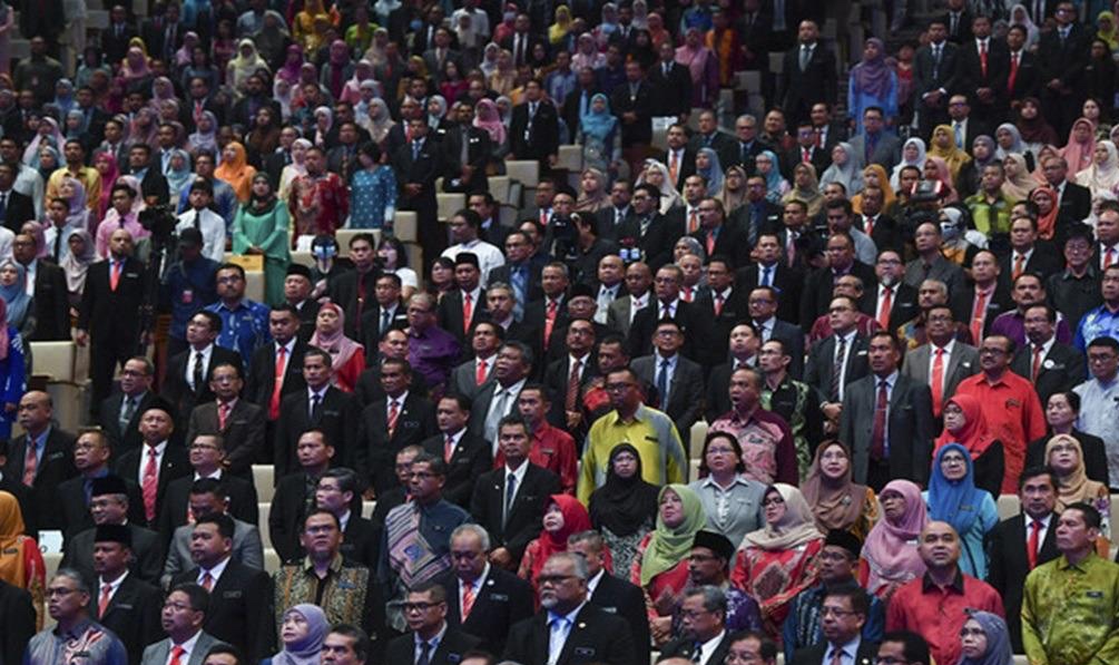 Sudah tiba masanya penjawat awam membuktikan keupayaan mereka dengan melaksanakan sistem penyampaian lebih profesional - Gambar Fail Bernama