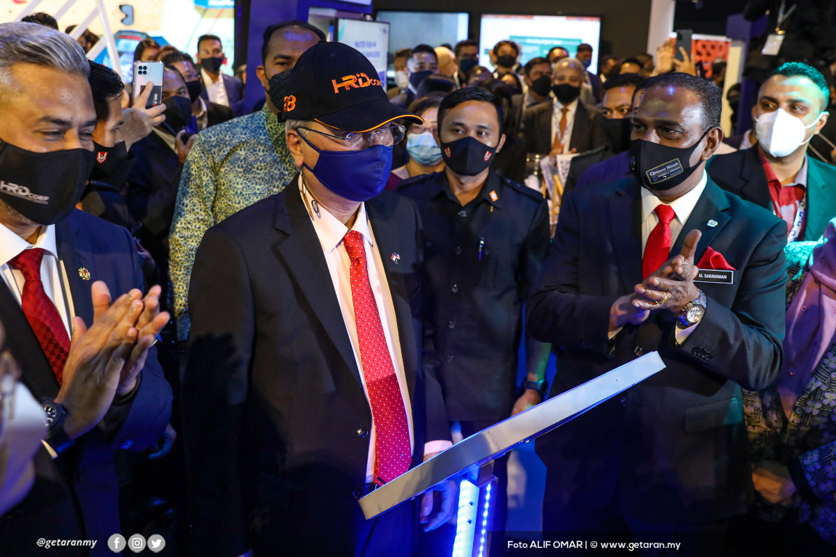 Ismail Sabri menyaksikan pelancaran jenama baru HRD Corp di Kuala Lumpur, hari ini. - Gambar Alif Omar