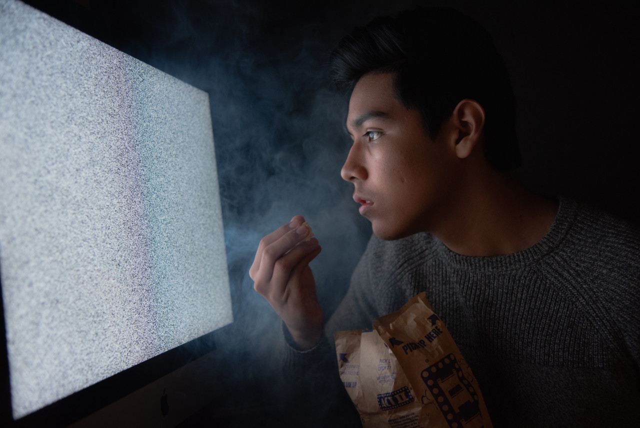 Janganlah banyak menonton rancangan televisyen sehingga tiada dalam kamus untuk menziarahi sanak saudara - Gambar Hiasan
