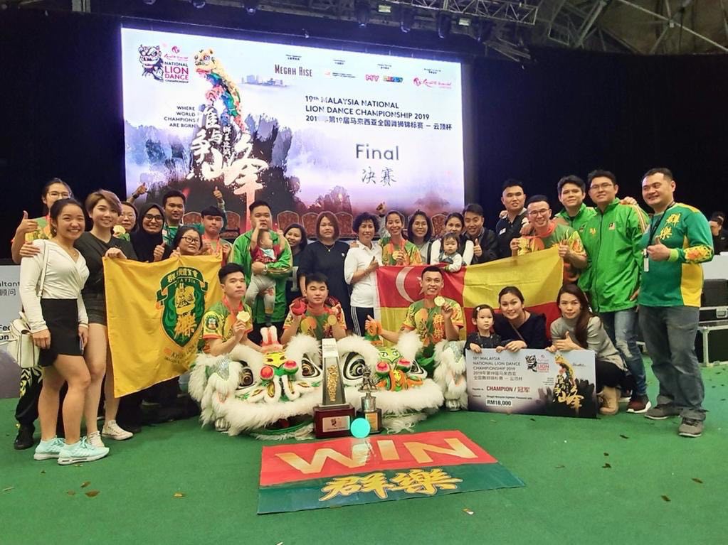 Tarian singa telah dibuka untuk melibatkan lebih ramai wanita dan penghibur bukan Cina, mencerminkan Malaysia yang berbilang kaum. - Gambar ihsan Persatuan Tarian Naga & Singa Khuan Loke