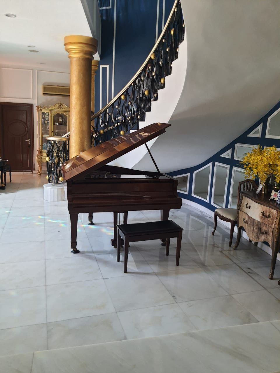 Piano, antara barangan milik Sajat yang dilelong.