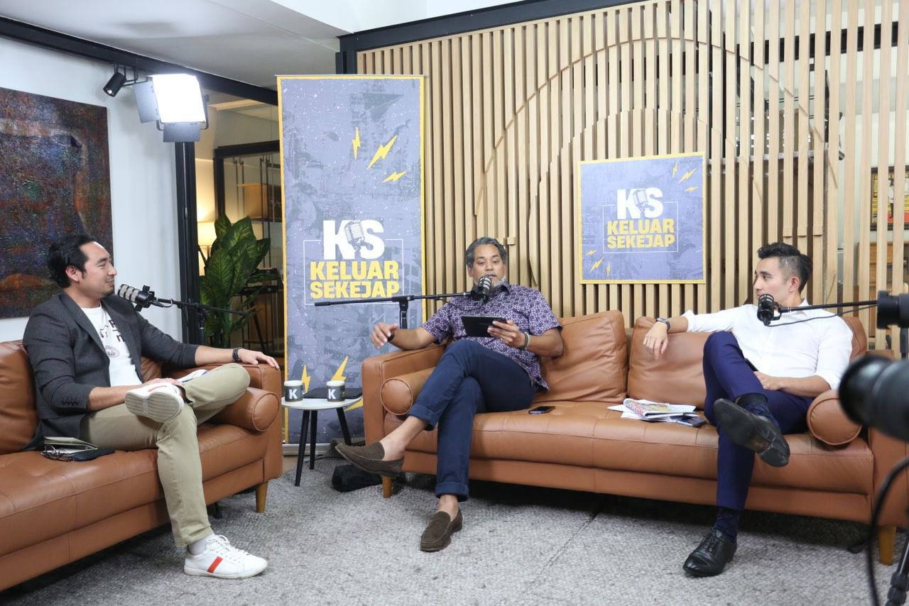 Wan Ahmad Fayhsal, Khairy Jamaluddin dan Shahril Hamdan semasa rakaman podcast 'Keluar Sekejap' - Gambar Twitter Wan Ahmad Fayhsal