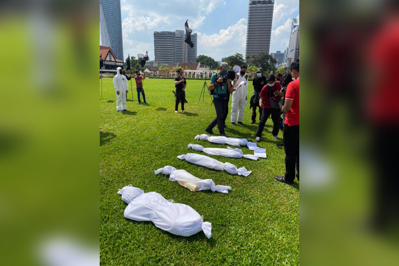 Bungkusan mayat melambangkan jumlah kematian yang semakin tinggi dan kes bunuh diri semakin berleluasa. - Gambar dari Twitter takterqyira