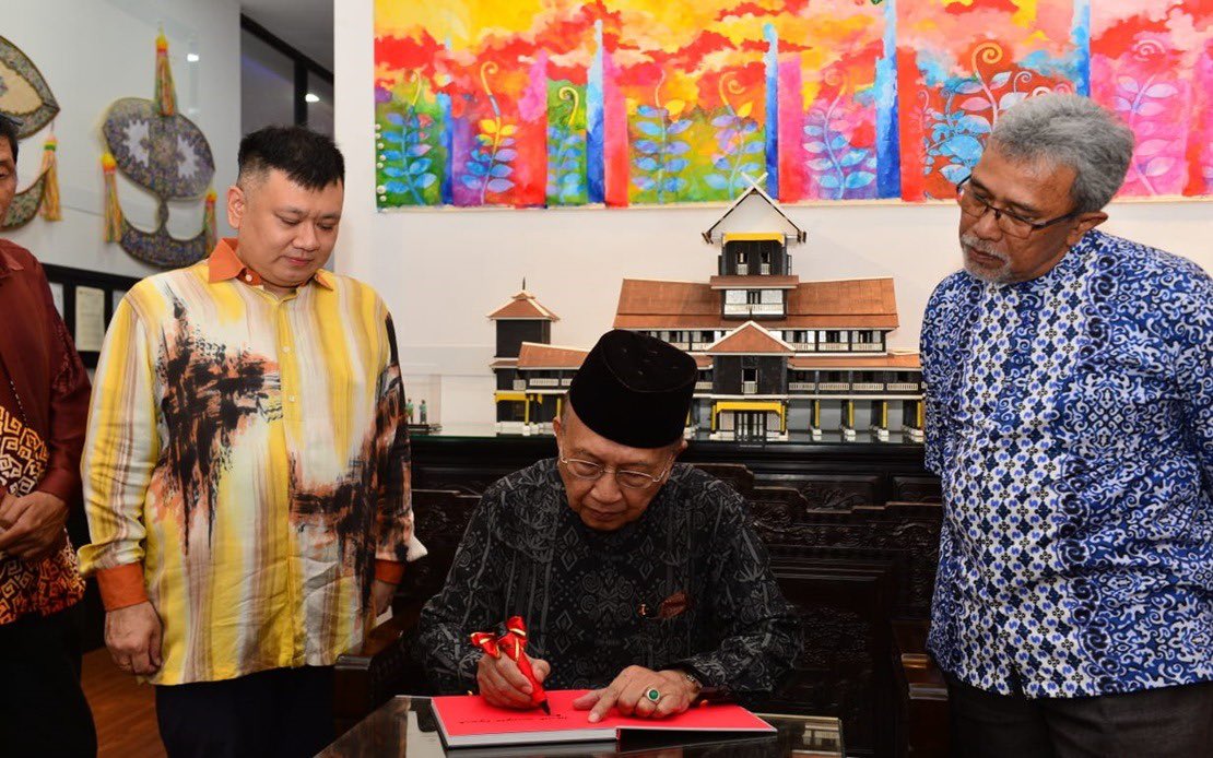 Dr Rais Yatim di majlis perasmian buku 'Malaysia: Menelusuri Keindahan Sejarah Negara