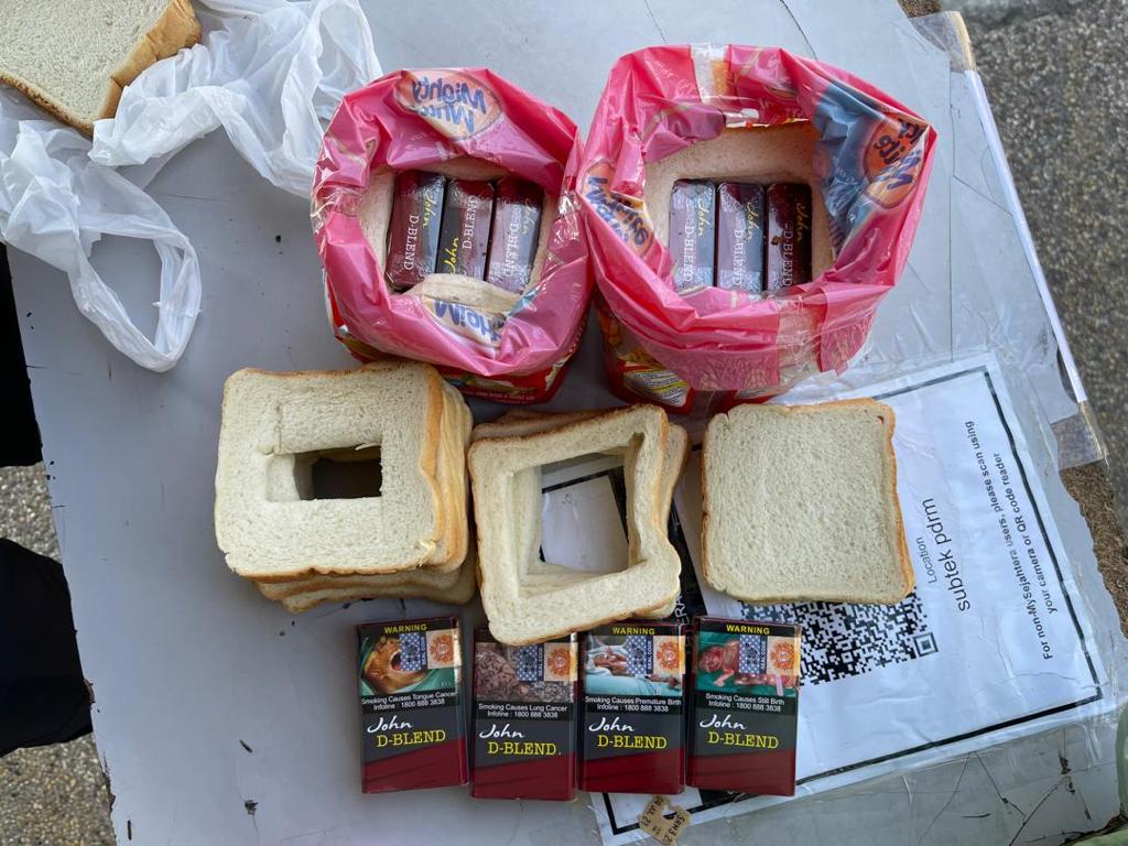 Sekali lagi penyeludup menggunakan roti yang dipotong dan dibungkus semula. 