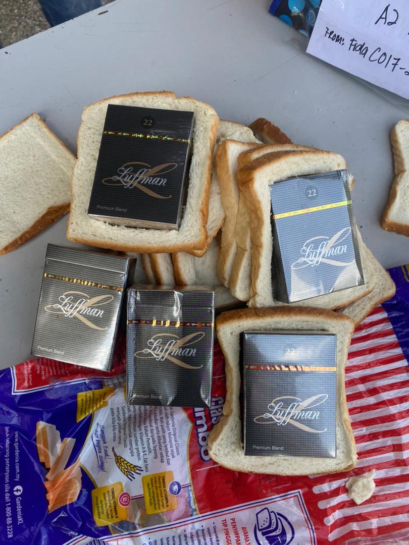 Rokok dimasukkan kedalam roti yang dipotong.