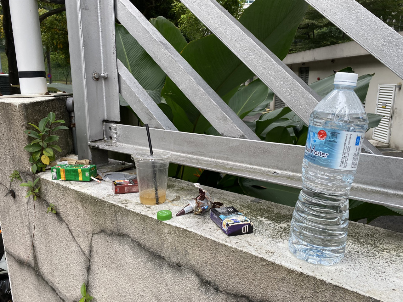 Sampah sarap yang ditinggalkan oleh mereka yang mendapatkan vaksin di PPV, KLCC
