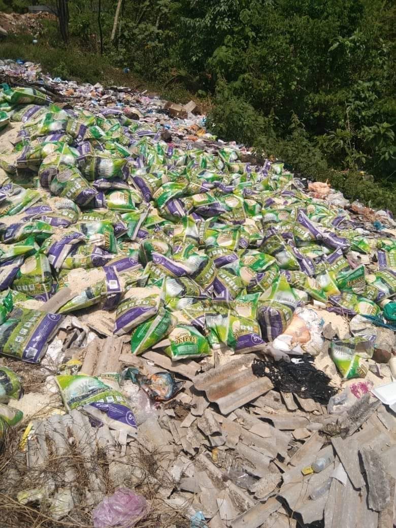 Beras dan barang keperluan lain yang dibuang di tempat pelupusan sampah sebelum dibakar. gambar media sosial