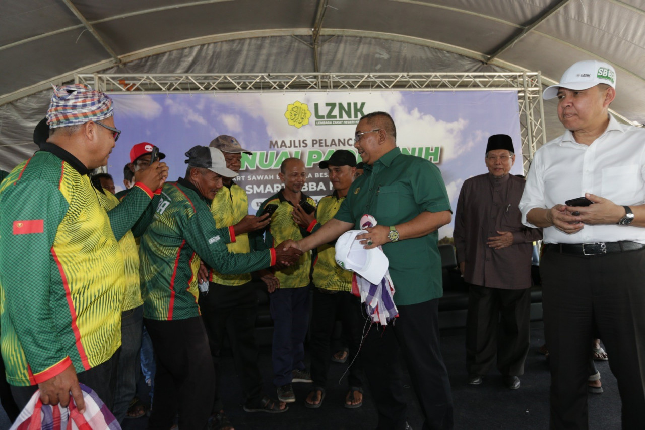 Menteri Besar Kedah, Datuk Seri Muhammad Sanusi Md Nor pada majlis perasmian Tuaian Projek Padi Benih Lembaga Zakat Negeri Kedah di Tapak Smart Sawah Berskala Besar (SBB) Asnaf LZNK di Yan, hari ini. gambar Rafisqi Radhi