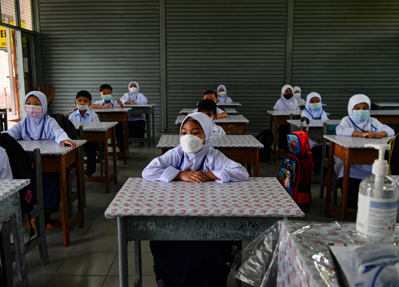 Murid-murid sekolah memulakan sesi pengajian pada hari pertama pembukaan sekolah bagi penggal pertama 2022/2023 hari ini. - Gambar Bernama