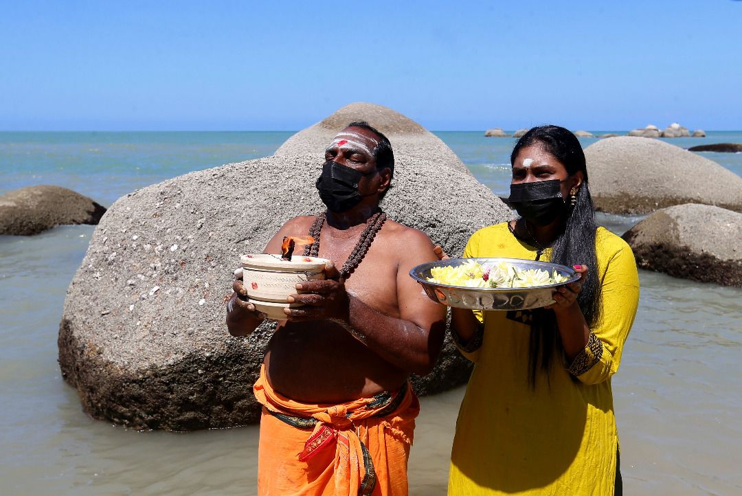 Suppiah dan anaknya melakukan upacara sembahyang dan kenduri kesyukuran di Pantai Miami, Batu Ferringghi, hari ini.