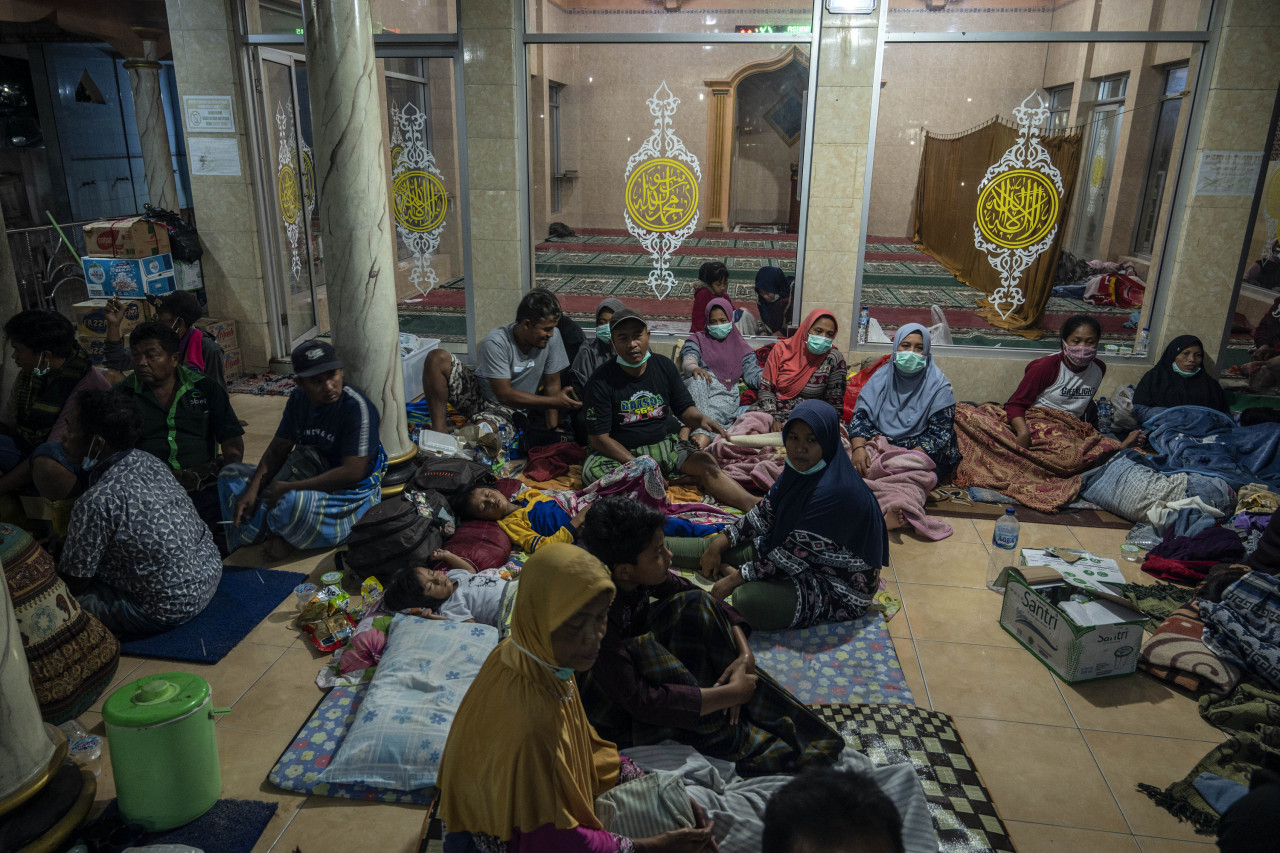 Penduduk berteduh di sebuah masjid di kampung Sumber Wuluh di Lumajang. - Gambar AFP
