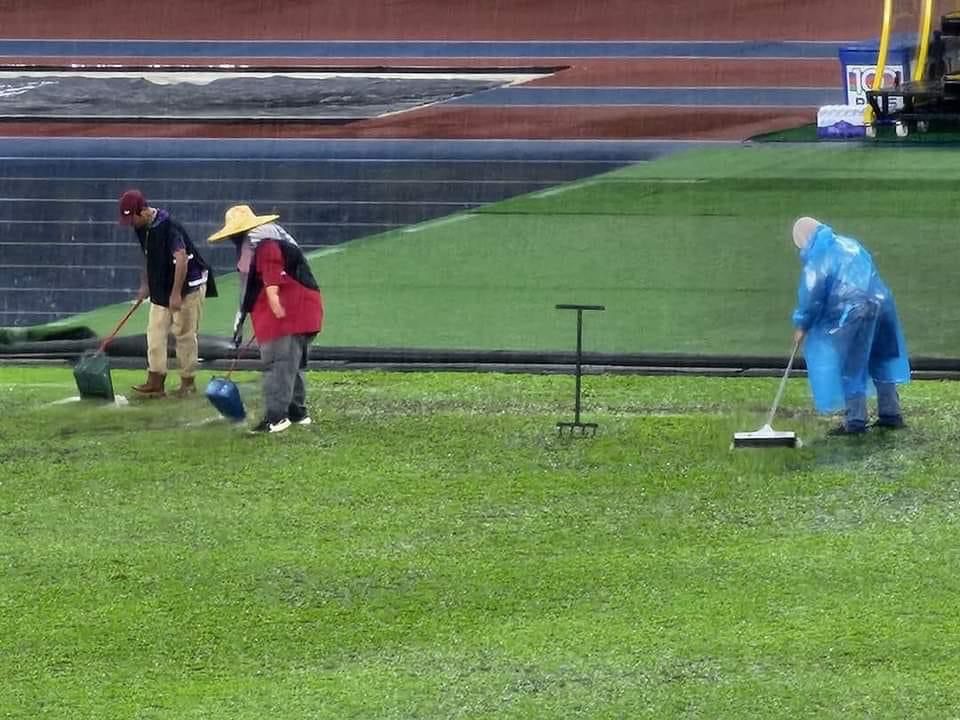 Petugas stadium dilihat mengeluarkan air yang bertakung menggunakan penyodok.