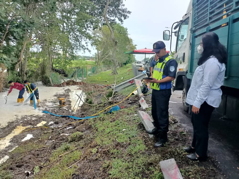 Nahas tersebut berlaku hanya kira-kira 500 meter selepas Tol Hutan Kampung menuju ke selatan. - Gambar Rafisqi Radhi