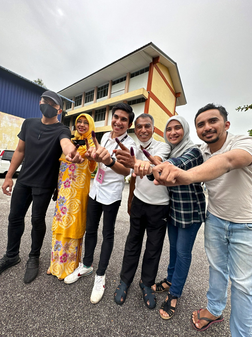 Syed Saddiq bersama keluarganya selepas membuang undi di SK Taman Sutera Perling - Gambar Twitter Syed Saddiq