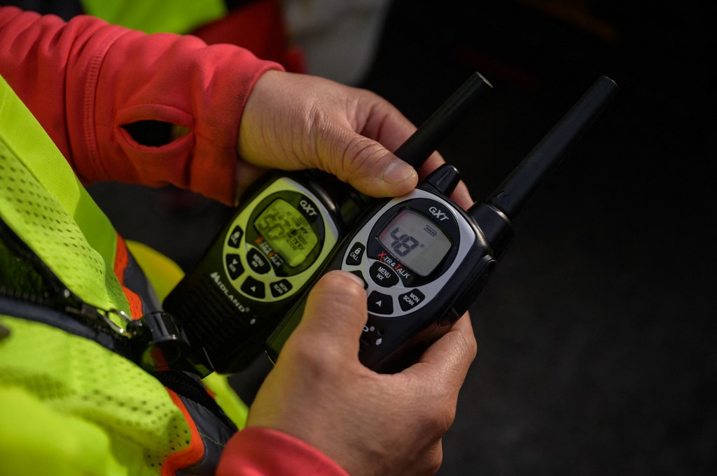 Walkie-talkie akan digunakan untuk memaklumkan kepada pemandu treler mengenai pemeriksaan JPJ. - Gambar hiasan AFP.