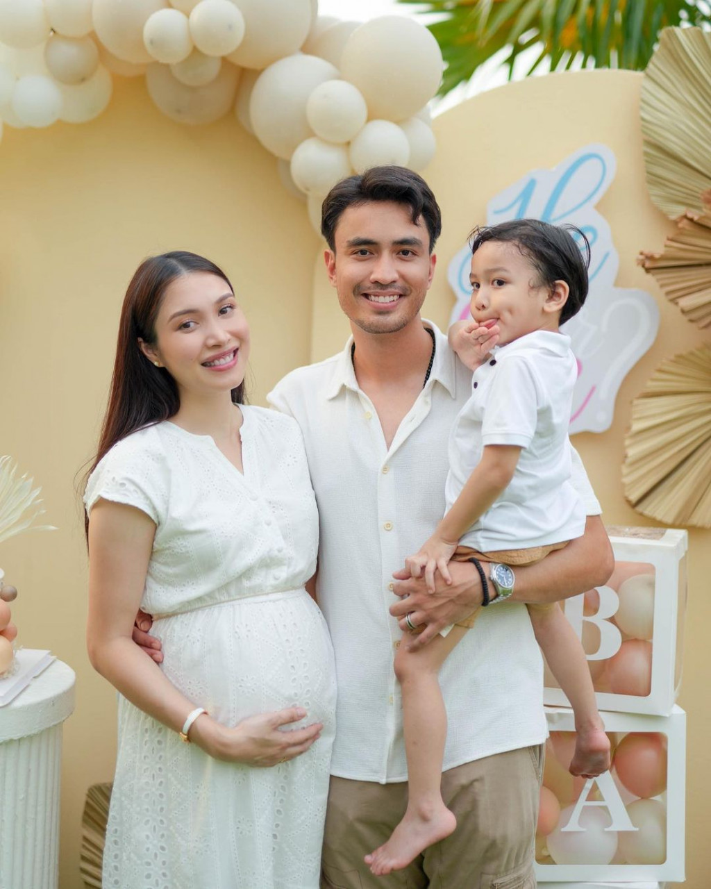 Zahirah sekeluarga ketika majlis ‘gender reveal’.