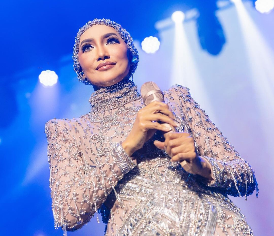 Penyanyi tersohor ini baru sahaja mencecah usia 56 tahun beberapa minggu lalu.